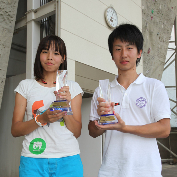 総合優勝　男子の羽鎌田直人（右）、女子の水口僚